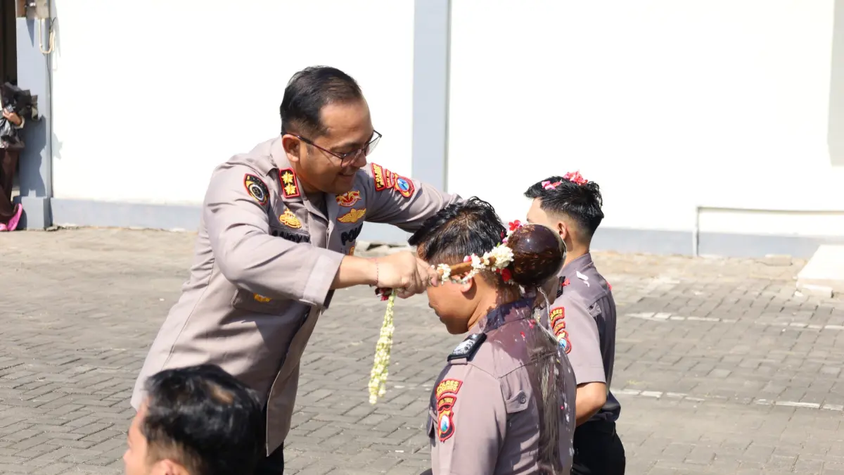 DIKUKUHKAN: Kapolres Mojokerto AKBP Andi Yudha Pranata saat memimpin upacara kenaikan pangkat kepada 89 personel di Mapolres Mojokerto, Rabu (1/7). (Rizal JPRM)