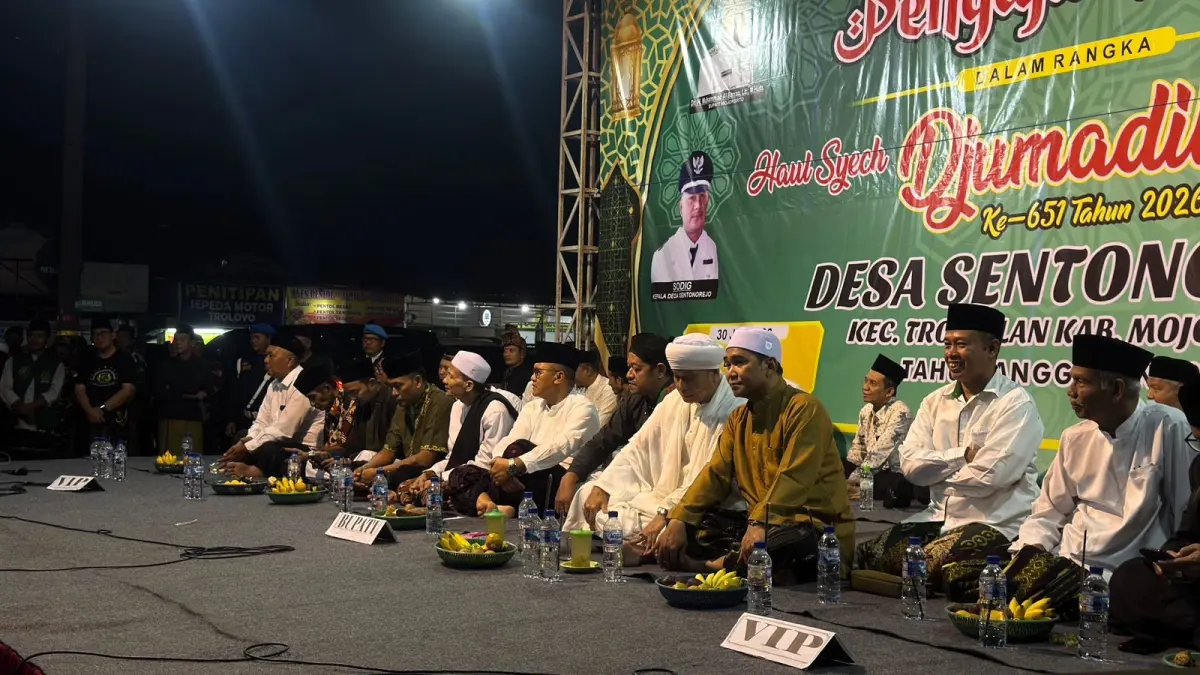 GAYENG: Suasana pengajian umum Haul ke-651 Syekh Djumadil Kubro yang digelar di halaman Makam Troloyo, Desa Sentonorejo, Rabu (1/7) malam.