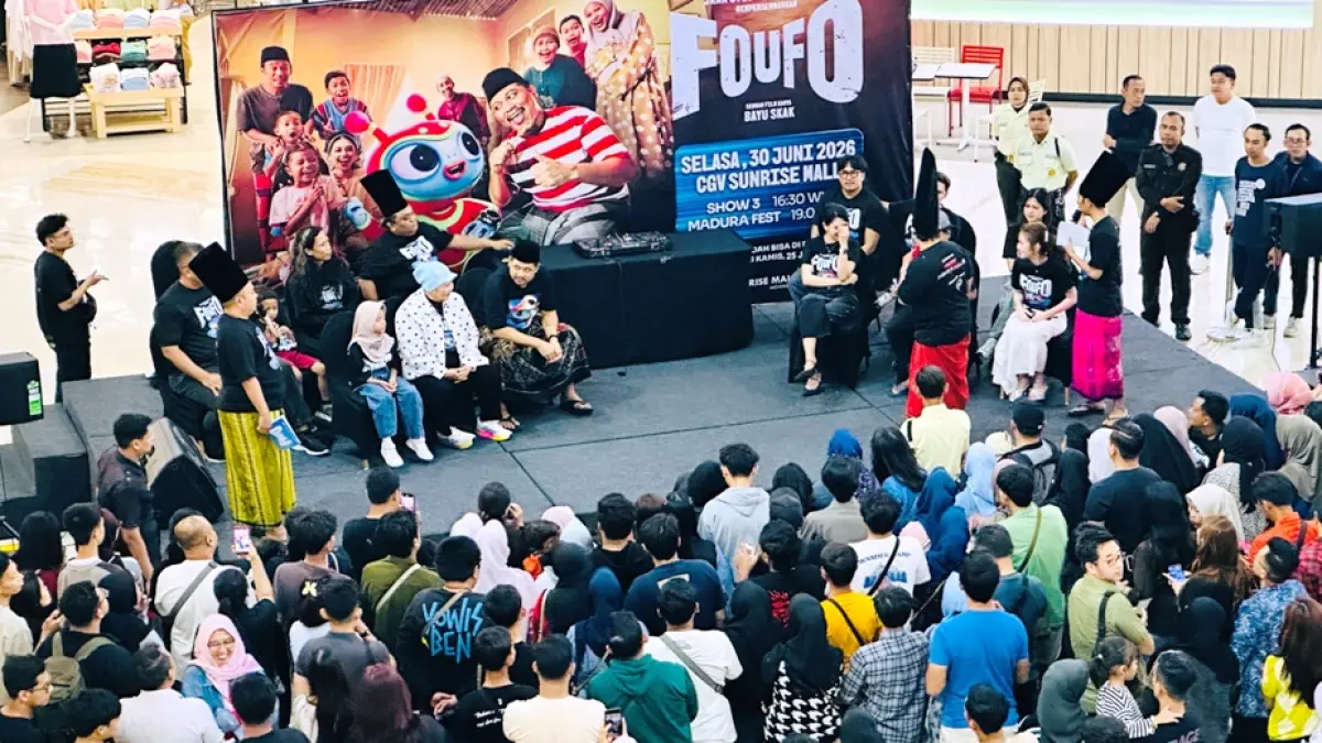 INTERAKSI: Para pemain Film Foufo sapa pengunjung Sunrise Mall Mojokerto.