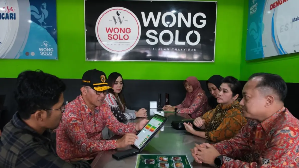 LEBIH TRANSPARAN: Sekdakab Mojokerto Teguh Gunarko didampingi Sekretaris Bapenda Pipit Susatiyo dan tim berkoordinasi dengan wajib pajak untuk pemasangan Jatim Tax, di Jalan Raden Wijaya, Desa Banjaragung, Kecamatan Puri, Kamis (2/7). (Dori JPRM)