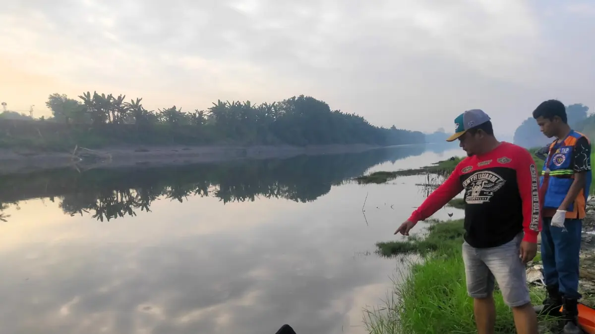 NAHAS: Jasad MFP ditemukan mengambang di sekitar Rolak Songo, Desa Lengkong, Kecamatan Mojoanyar, Sabtu (27/6). (Martda JPRM)