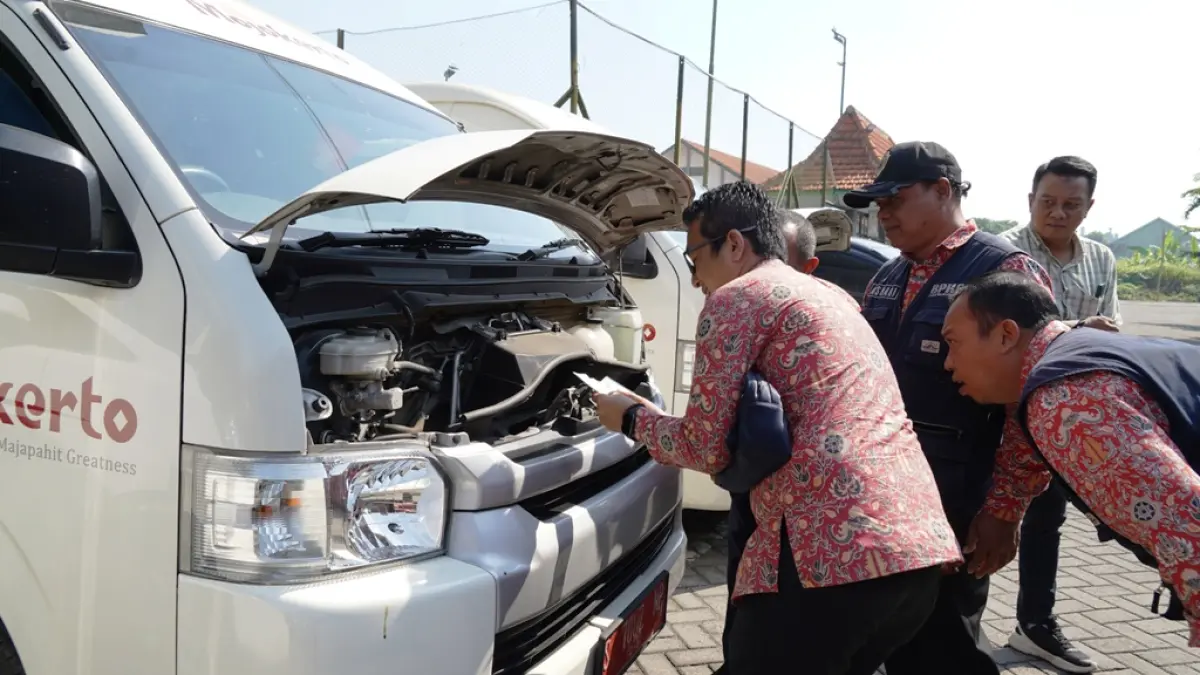 PERIKSA: Kepala Dinas Pendidikan Kabupaten Mojokerto, Amsar Azhari Siregar, S.H., M.M., ikut memeriksa kendaraan dinas. (Basuni JPRM)