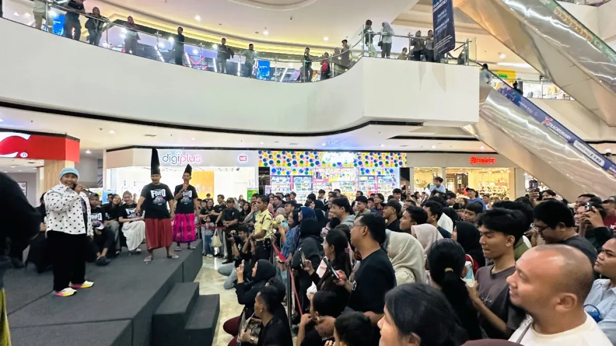 RAMAI: Pengunjung dan penggemar sangat antusias dengan adanya meet n great pemeran film Foufo.