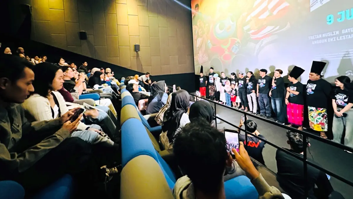 SAPA: Pemeran Film Foufo sapa penonton di CGV Sunrise Mall Mojokerto dalam acara gala premier. (Dodik JPRM)