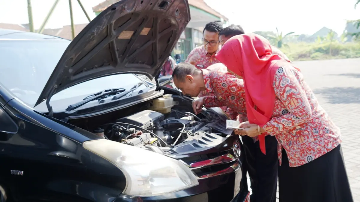 SESUAI:  Plt. Sekretaris Dinas Pendidikan Kabupaten Mojokerto, Mujiati, S.Sos.,M.M. ikut memeriksa kendaraan dinas.