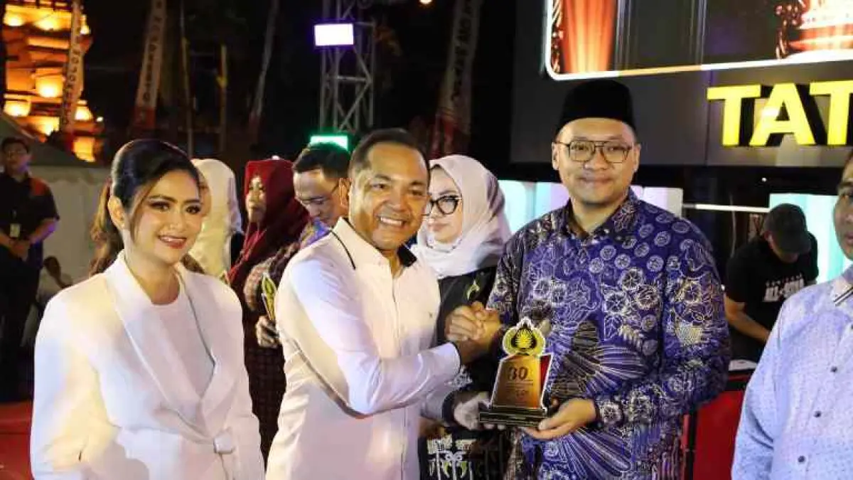 SINERGI: Kapolres Mojokerto AKBP Andi Yudha Pranata didampingi istri, Ny Diva Andi Yudha, menyerahkan penghargaan kepada Wabup Mojokerto dr Muhammad Rizal Octavian mewakili Bupati Mojokerto Muhammad Albarraa. (dok Humas Polres Mojokerto for JPRM)&nbsp;
