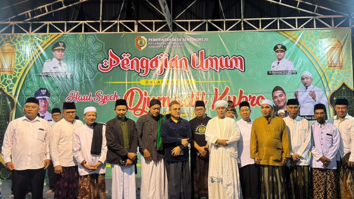 TRADISI: Sejumlah tokoh agama dan masyarakat turut hadir dalam gelaran Haul ke-651 Syekh Djumadil Kubro, Rabu (1/7) malam. (Martda JPRM)