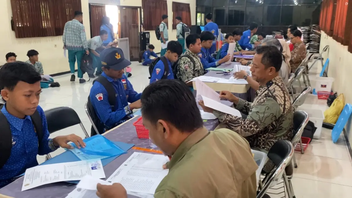 TUNGGU GILIRAN: Suasana daftar ulang calon siswa baru SMKN 1 Pungging usai hasil jalur SPMB terakhir diumumkan, Kamis (2/7).&nbsp;(Indah JPRM)