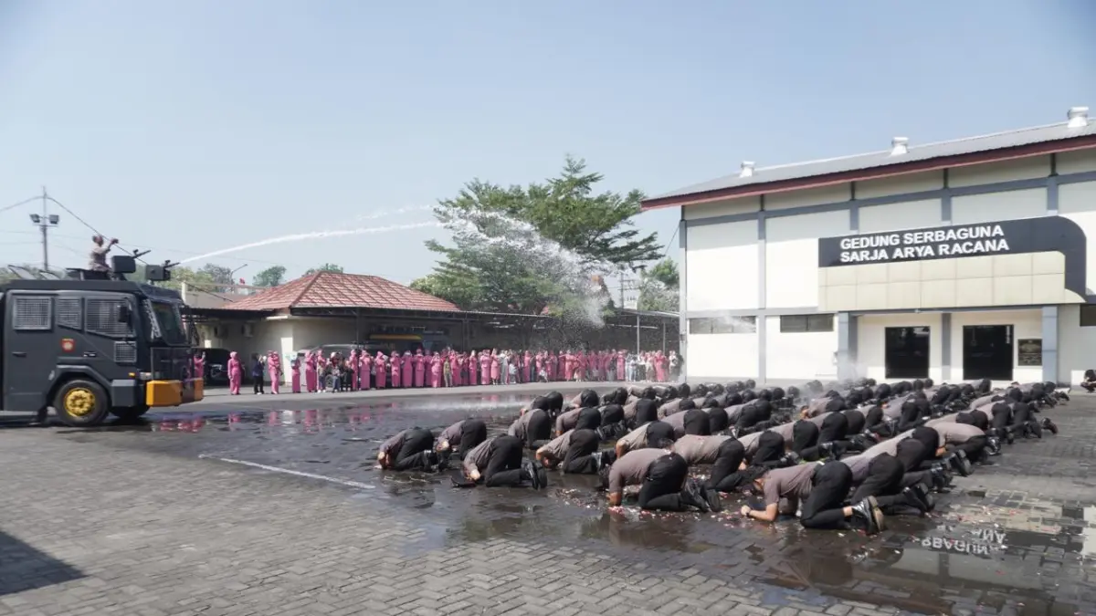 UNGKAPAN SYUKUR: Sebanyak 89 personel bersujud syukur usai upacara kenaikan pangkat yang digelar bertepatan dengan Hari Bhayangkara ke-80.