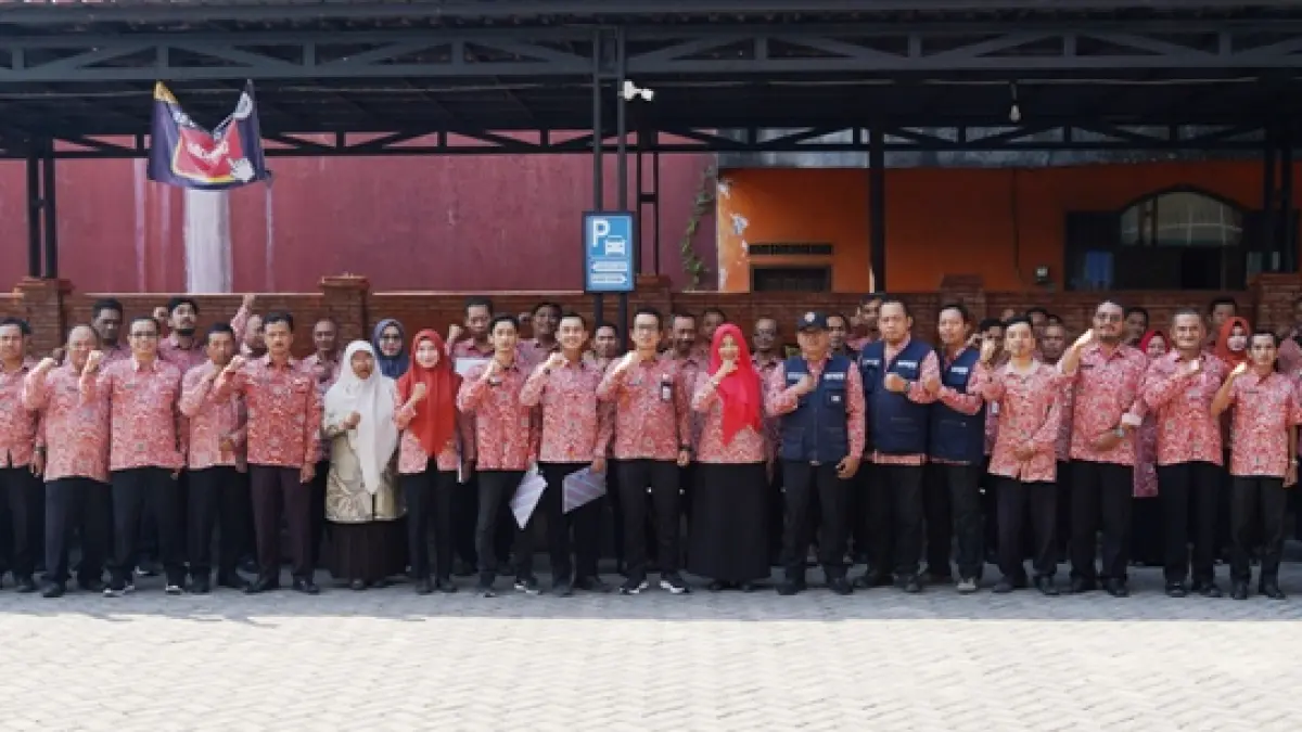 KOMITMEN: Peserta apel seluruh karyawan dan karyawati Dinas Pendidikan Kabupaten Mojokerto, SKB Gedeg, serta Koordinator Wilayah Kerja Bidang Pendidikan Kecamatan se-Kabupaten Mojokerto yang memegang atau menggunakan kendaraan dinas roda dua maupun roda empat.