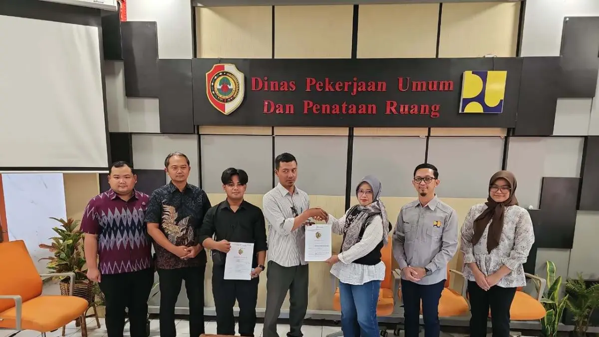 BERKONTRAK: Kepala Dinas PUPR Kabupaten Mojokerto Yuni Laili Faizah didampingi Kabid SDA Dinas PUPR Rois Arif Budiman dalam penandatanganan kontrak bersama rekanan, Jumat (26/6). (Dori JPRM)
