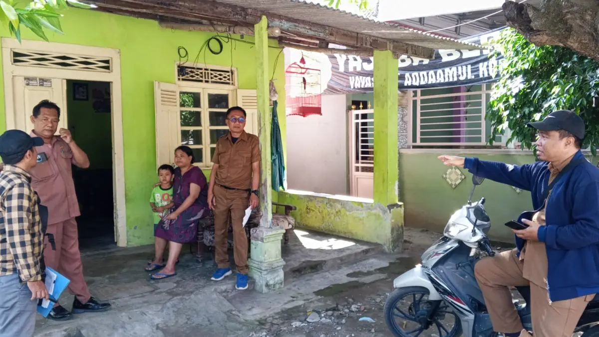 DIPERBAIKI: Pemdes Kedungmaling melaksanakan pendataan dan survei ke rumah warga sasaran penerima perbaikan, Selasa (30/6). (Indah JPRM)