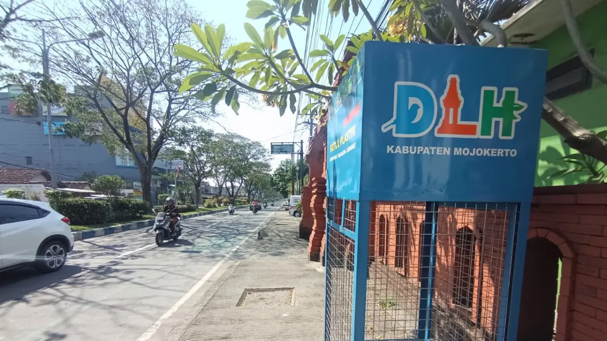 KHUSUS SAMPAH PLASTIK: Salah satu dropbox yang ditempatkan di jalur pedestrian Jalan RA Basuni, Kecamatan Sooko, Kabupaten Mojokerto. (Rizal JPRM)