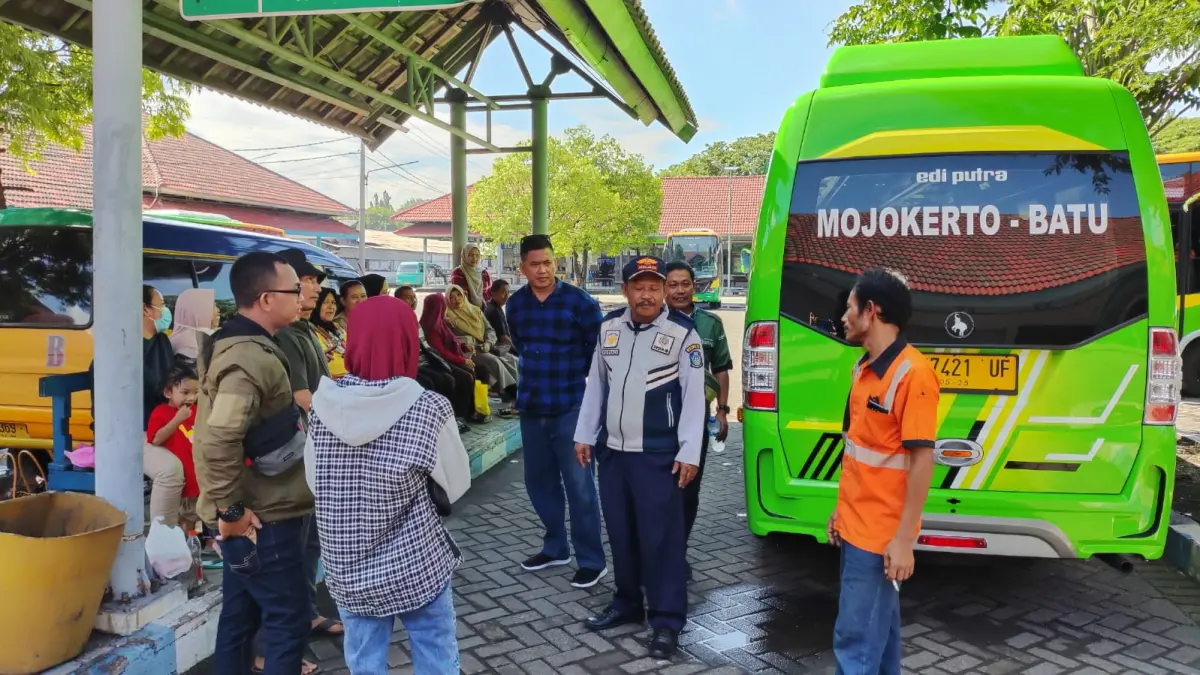 MEMBELUDAK: Angkutan feeder Mojokerto - Batu di Terminal Kertajaya diserbu penumpang saat momen libur panjang sekolah akhir pekan lalu. (Martda JPRM)