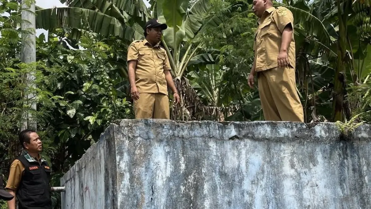 MENGERING: Tandon untuk menampung air bersih di Desa Kunjorowesi, Kecamatan Ngoro, Kabupaten Mojokerto yang kondisinya kini mulai surut akibat kemarau. (Rizal JPRM)