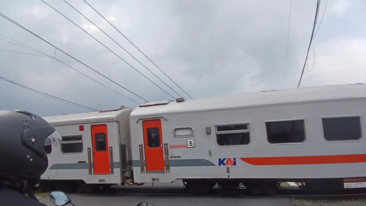 MODA TRANSPORTASI: Jumlah pengguna kereta api di Stasiun Mojokerto meningkat selama masa libur sekolah. (Adi JPRM)