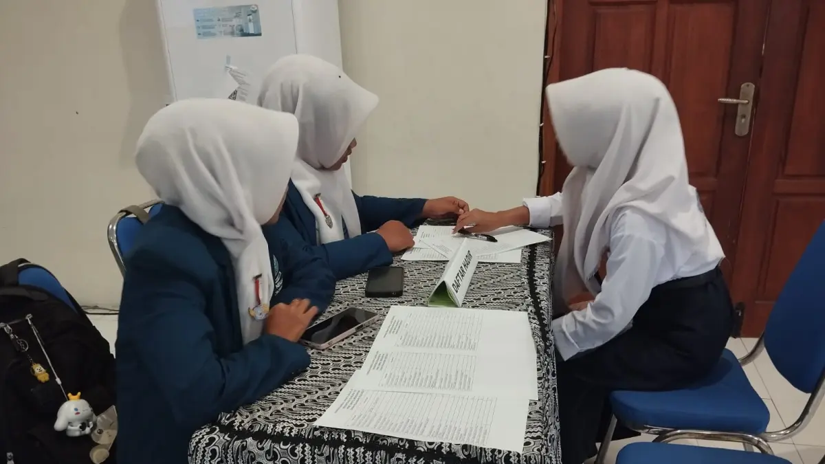 TAHAPAN TUNTAS: Siswa baru SMKN 1 Mojoanyar saat menjalani proses daftar ulang. Hari ini (4/7), jalur pemenuhan kuota dibuka sekaligus jadi peluang terakhir bagi pendaftar.&nbsp;(Indah JPRM)