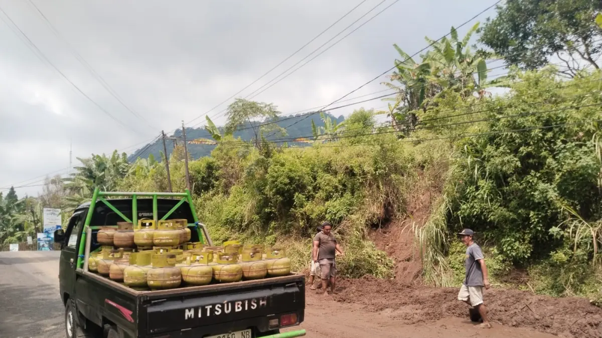 TERDAMPAK:&nbsp;Tebing di Jalan Raya Dusun Kemloko, Desa/Kecamatan Trawas, Kabupaten Mojokerto yang mengalami ambrol akibat tergerus saluran air, kemarin (3/7). (Rizal JPRM)