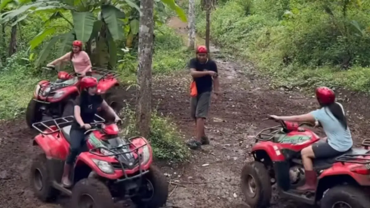 ASYIK: Wisatawan menjajal kendaraan ATV di kawasan Pacet.