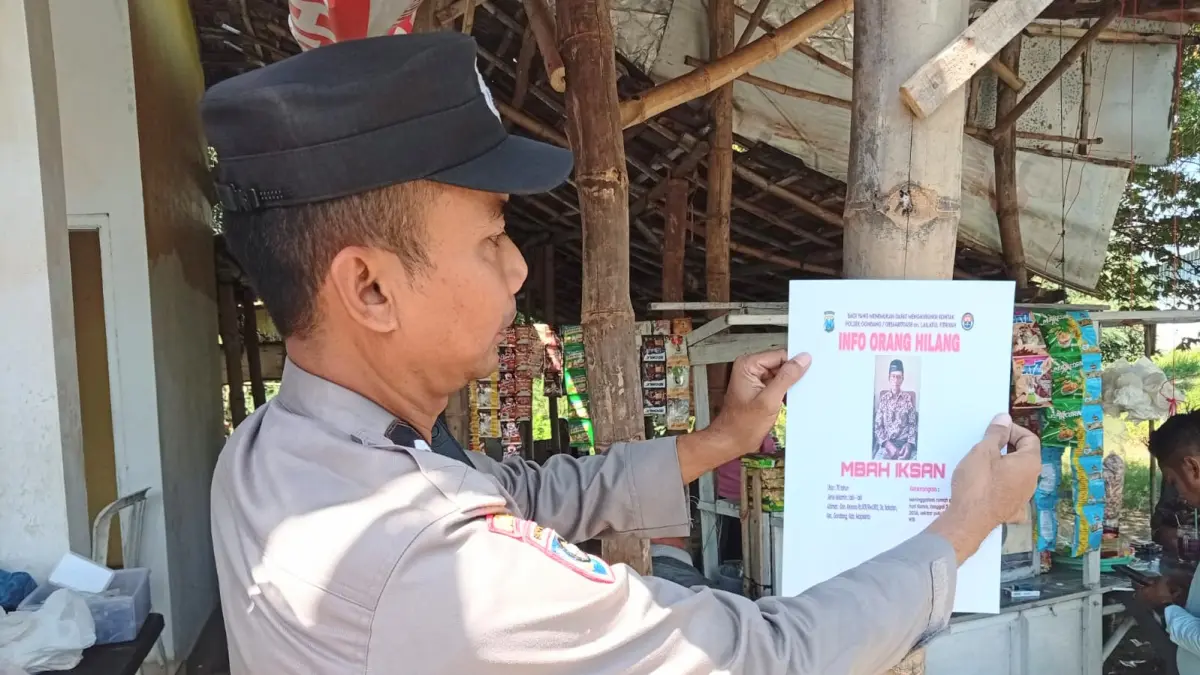 DICARI: Polisi memasang pengumuman hilangnya Iksan, warga Dusun Kesono, Desa Bakalan, Kecamatan Gondang, Kabupaten Mojokerto, kemarin (4/7). (Adi JPRM)