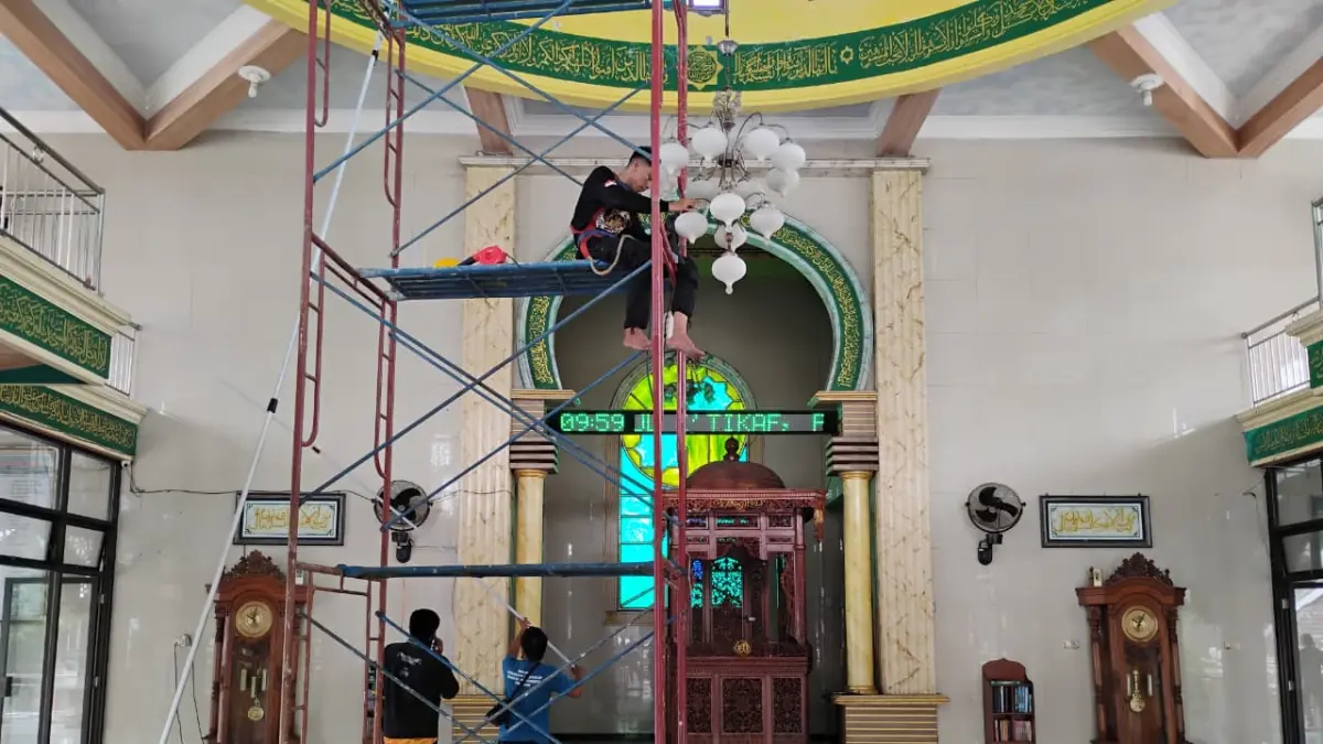 SOSIAL: Para relawan berusaha membantu sepenuh hati membersihkan masjid yang dianggap kurang terawat dengan tidak memungut biasa sepeserpun. 