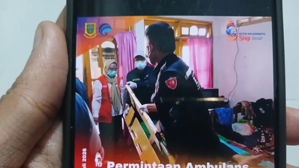 TINDAK LANJUT: Petugas PSC 119 Kota Mojokerto menindaklanjuti laporan permintaan ambulans di Kelurahan Gunung Gedangan, Kecamatan Magersari, dari Call Center 112 Kota Mojokerto, Rabu (1/7). (Adi JPRM)