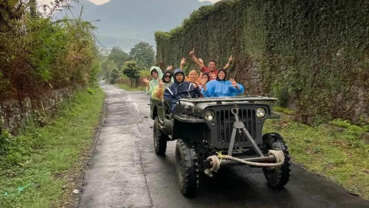 TREN ANYAR: Wisatawan tampak menikmati jeep adventure di kawasan Pacet, Kabupaten Mojokerto. (dok Mukhidin for JPRM)
