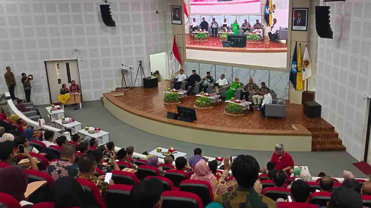 Universitas Jember (Unej) bersama Keluarga Alumni Universitas Jember (KAUJE) menggelar Sarasehan Nasional bertema "Akselerasi Membangun Indonesia dari Daerah: Menakar Sinergi Pusat dan Daerah untuk Kemajuan Bangsa" di Gedung Sudjarwo, Universitas Jember, Jumat (3/7/2026).