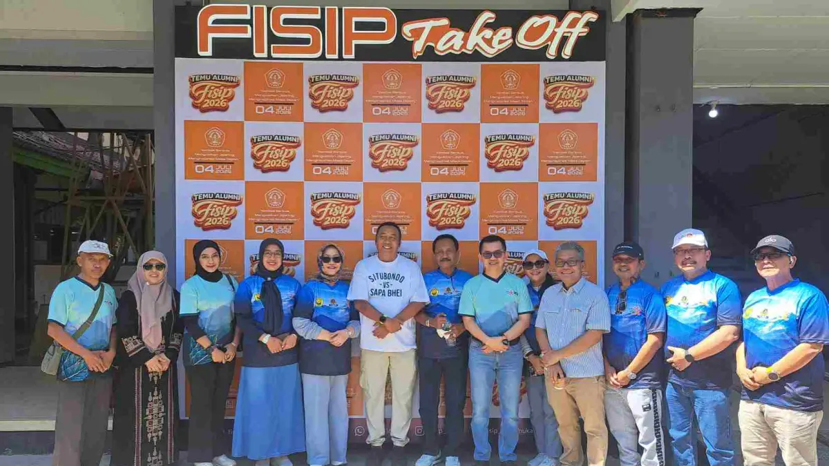 Para alumni FISIP Universitas Jember di booth Temu Alumni 2026.