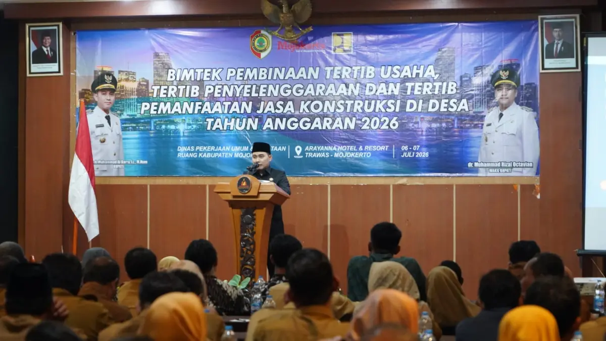 BERI ARAHAN: Bupati Mojokerto Muhammad Albarraa beri arahan kepada puluhan pemdes dalam Pembinaan Tertib Usaha, Tertib Penyelenggaraan dan Tertib Pemanfaatan Jasa Konstruksi bagi Desa, di Hotel Arayanna Trawas, kemarin (6/7). (Dori JPRM)
