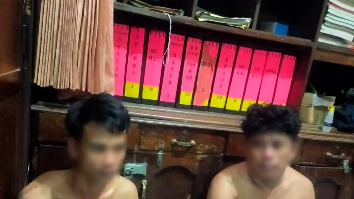 DIGAGALKAN: Dua pelaku pencurian proyektor milik SDN Brangkal diamankan warga dan diserahkan ke Polsek Sooko, Minggu (5/7). (Rizal JPRM)