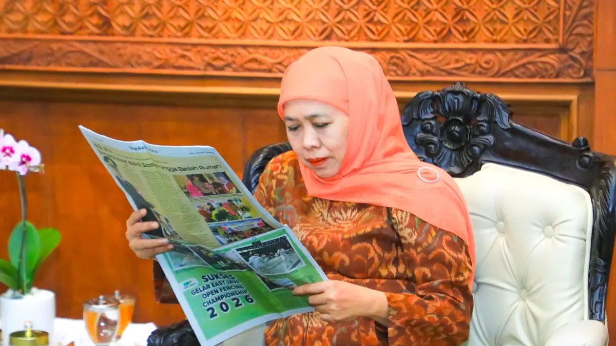 Gubernur Jatim Khofifah Indar Parawansa saat membaca rubrik Desakita di koran Jawa Pos Radar Mojokerto (JPRM) saat menerima audiensi dari manajemen JPRM di gedung Grahadi, Surabaya, Senin (6/7). (dok Biro Adpim Setdaprov Jatim for JPRM)