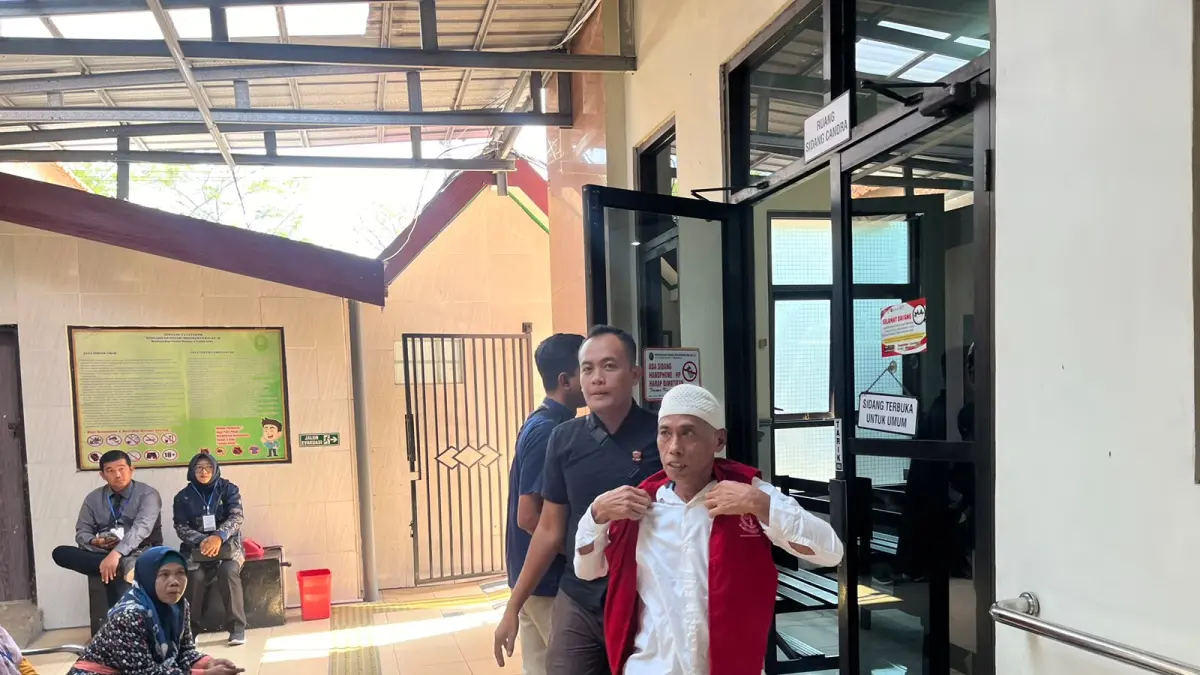 KEBERATAN: MS, 58, terdakwa kasus rudapaksa gadis penyandang disabilitas usai menjalani sidang tuntutan di Pengadilan Negeri Mojokerto, kemarin (6/7).&nbsp;(Farisma JPRM)