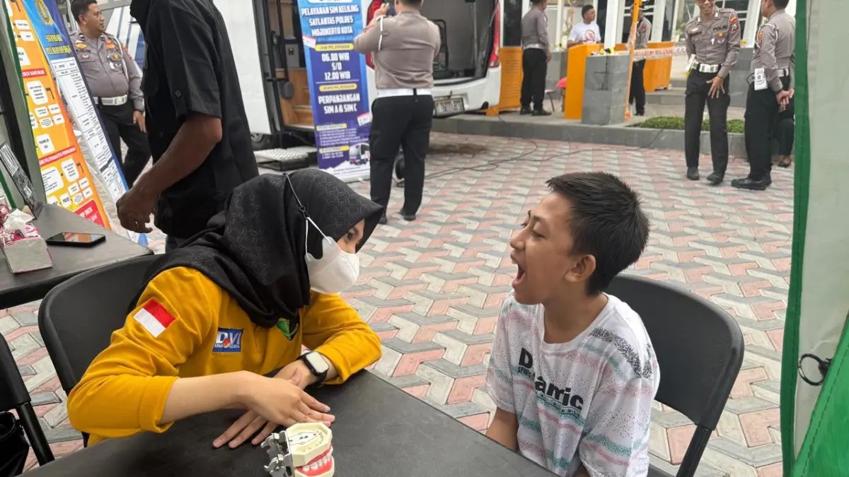 KEMANUSIAAN: Polres Mojokerto Kota menggelar pengobatan gratis Bhakti Kesehatan untuk warga sekitar pada 22 Juni lalu.