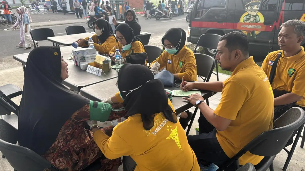 KEMANUSIAAN: Polres Mojokerto Kota menggelar pengobatan gratis Bhakti Kesehatan untuk warga sekitar pada 22 Juni lalu.