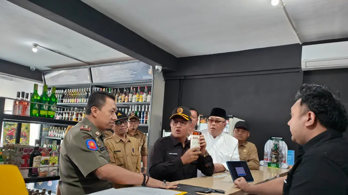 BERI PERINGATAN: Sekdakab Mojokerto Teguh Gunarko bersama Ketua MUI Kabupaten Mojokerto KH Ahmad Cholil Arphaphy, Kasatpol PP M. TAufiqurrahman, dan Kadisperindag Noerhono, saat melakukan monitoring toko minol tak berizin di kawasan NIP, Kecamatan Ngoro, kemarin (6/7). (Dori JPRM)