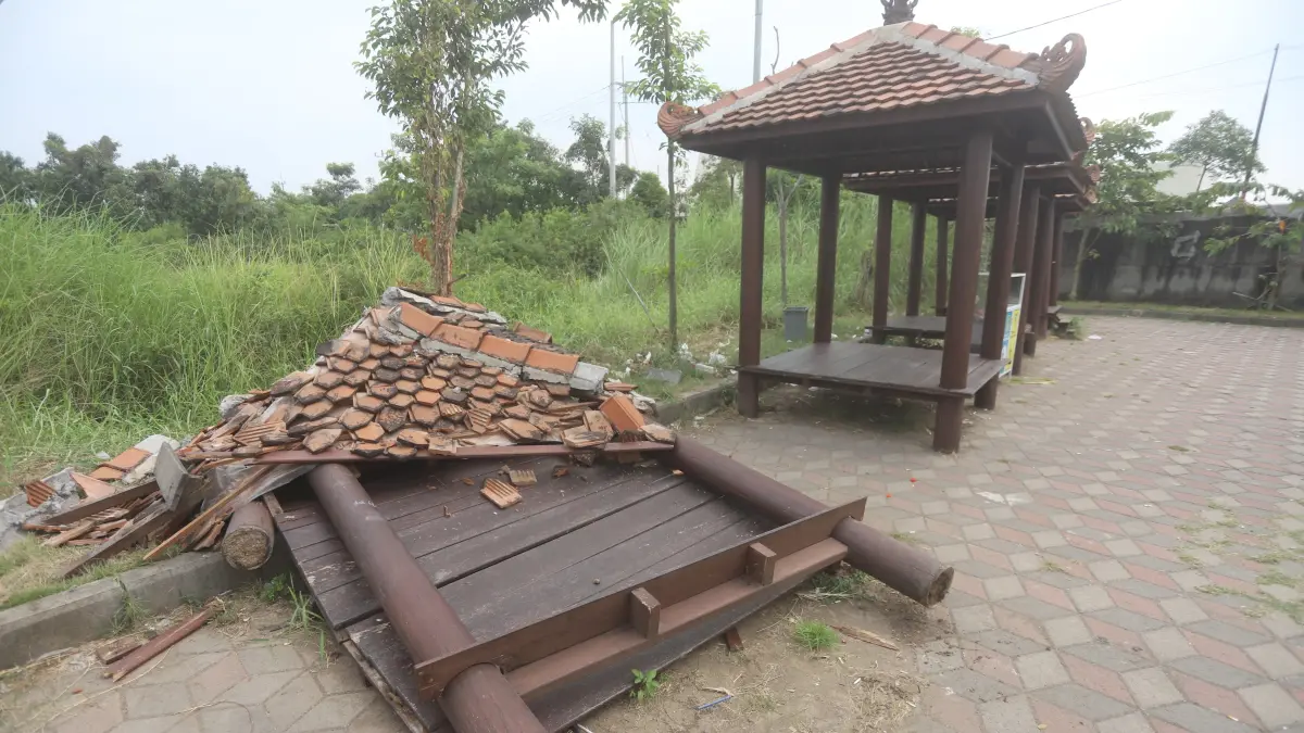 ROBOH: Kondisi bangunan gazebo di Taman Bahari Mojopahit (TBM), Kecamatan Prajurit Kulon, Kota Mojokerto, yang ambruk, kemarin (6/7). (Sofan Kurniawan/JPRM)