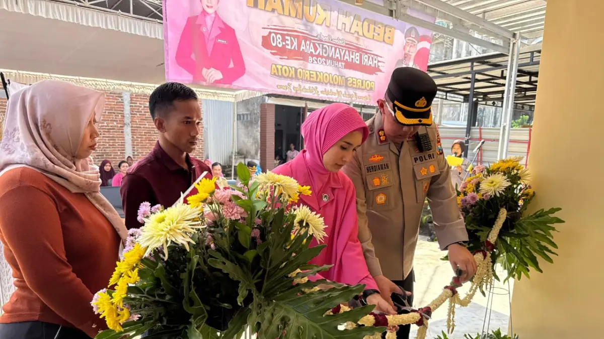 SIMBOLIS: Kapolres Mojokerto Kota AKBP Herdiawan Arifianto bersama Ketua Bhayangkari Cabang Mojokerto Kota Ny. Citra Herdiawan meresmikan hasil program bedah rumah di Kelurahan Blooto, Kecamatan Prajurit Kulon.