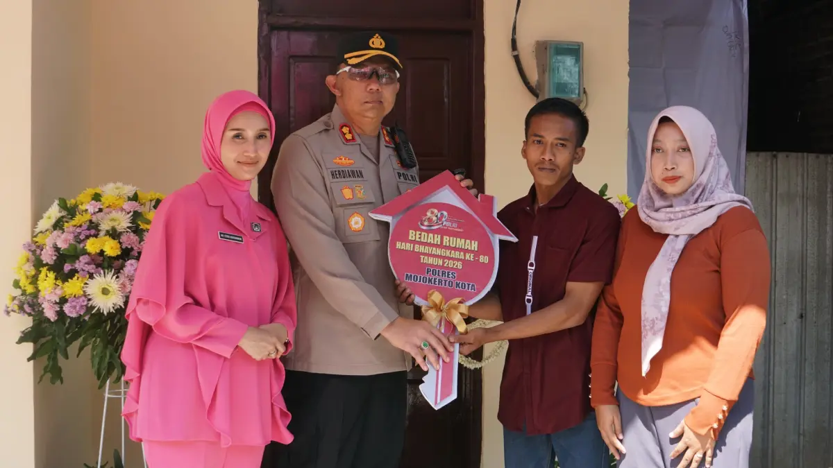 SIMBOLIS: Kapolres Mojokerto Kota AKBP Herdiawan Arifianto bersama Ketua Bhayangkari Cabang Mojokerto Kota Ny. Citra Herdiawan meresmikan hasil program bedah rumah di Kelurahan Blooto, Kecamatan Prajurit Kulon. (Martda JPRM)