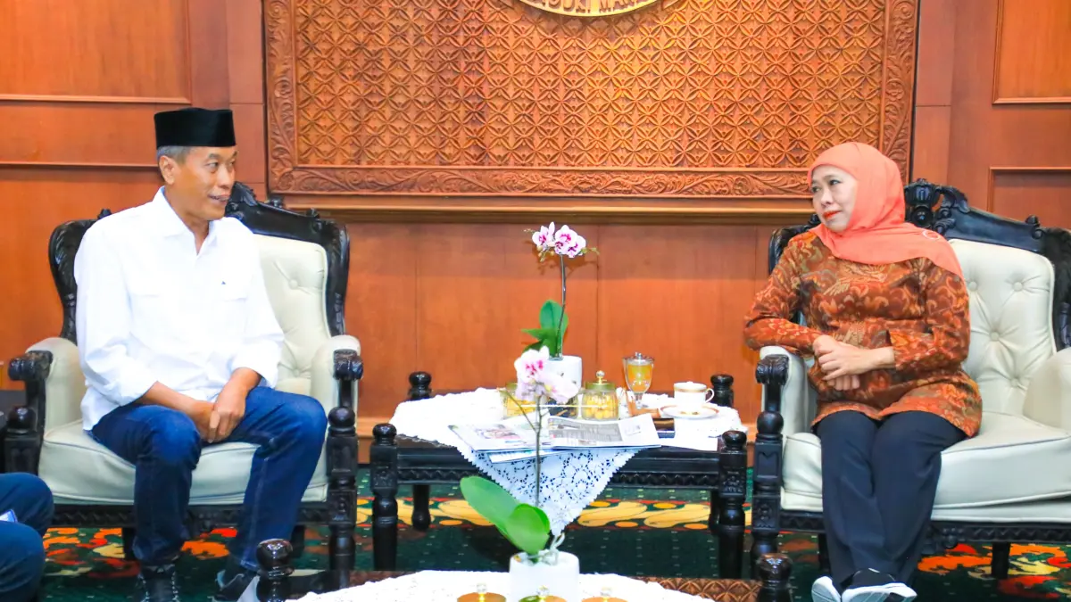 SINERGI: Gubernur Jatim Khofifah Indar Parawansa menerima audiensi Direktur JPRM M. Nur Kholis di gedung Grahadi, Surabaya, kemarin (6/7). (dok Biro Adpim Setdaprov Jatim for JPRM)