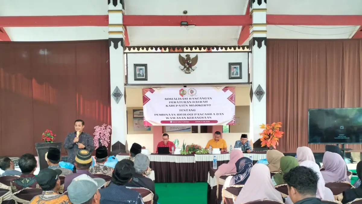 TAMPUNG MASUKAN: Wakil Ketua Komisi I DPRD Kabupaten Mojokerto Ahmad Dhofir melakukan sosialisasi Raperda tentang Pembinaan Ideologi Pancasila dan Wasbang di kantor Kecamatan Kutorejo, Jumat (3/7). Turut hadir Kepala Bakesbangpol Eddy Taufiq dan Plt Kabag Hukum Setdakab Beny Winarno. (Dori JPRM)