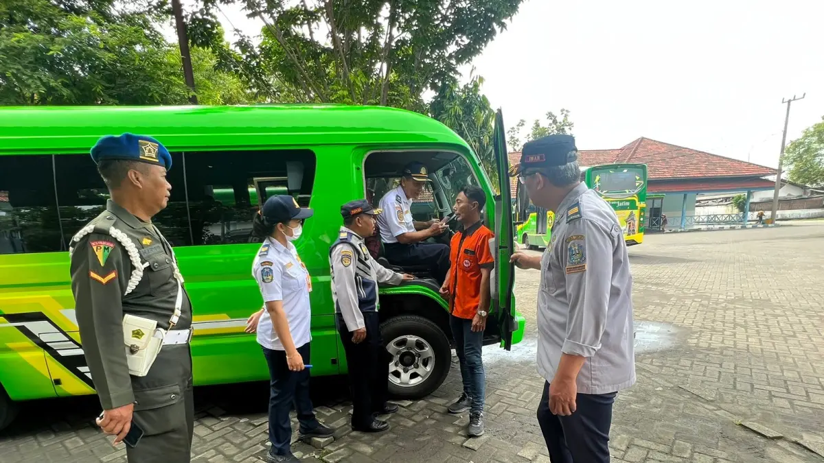 ANGKUTAN UMUM: Armada feeder Mojokerto-Batu menjalani ramp check di Terminal Kertajaya sebelum beroperasi. (dok JPRM)