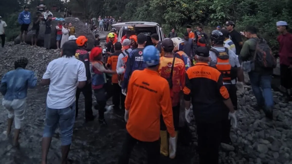 DIEVAKUASI: Personel BPBD Kabupaten Mojokerto bersama tim relawan gabungan mengevakuasi jenazah yang ditemukan di aliran Sungai Pikatan, Desa Kemasantani, Kecamatan Gondang, Kabupaten Mojokerto, Senin (6/7) petang. (Rizal JPRM)