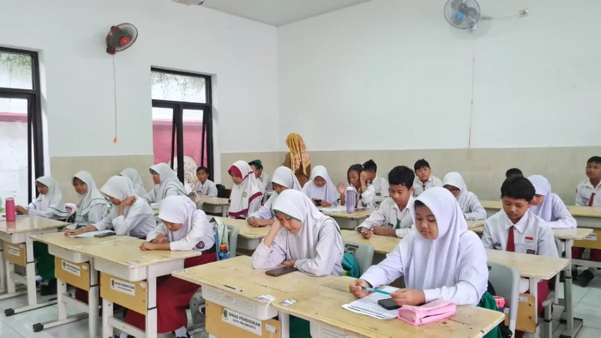 PEMETAAN KONSEP: Siswa baru SMPN 7 Mojokerto mengerjakan soal tes diagnostik sebelum memulai tahun ajaran baru, Selasa (6/7).&nbsp;(Indah JPRM)