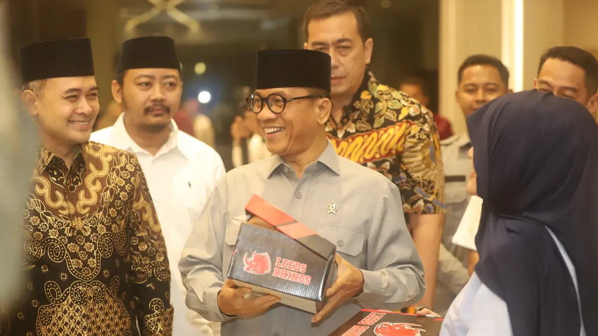 AJAK NAIK KELAS: Menteri Desa dan Pembangunan Daerah Tertinggal (Mendes PDT) Yandri Susanto melihat produk unggulan desa di Kabupaten Mojokerto yang dipamerkan pada gelaran Jawa Pos Radar Mojokerto Award 2026 di Sunrise Hotel Mojokerto, Kota Mojokerto, Selasa (7/7) malam. (Sofan JPRM)