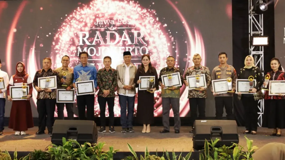 DUKUNGAN: Menteri Desa dan Pembangunan Daerah Tertinggal (Mendes PDT) Yandri Susanto bersama Forkopimda Mojokerto Raya penerima penghargaan Jawa Pos Radar Mojokerto Award 2026 di Sunrise Hotel Mojokerto, Kota Mojokerto, Selasa (7/7) malam. (Anggi JPRJ for JPRM)