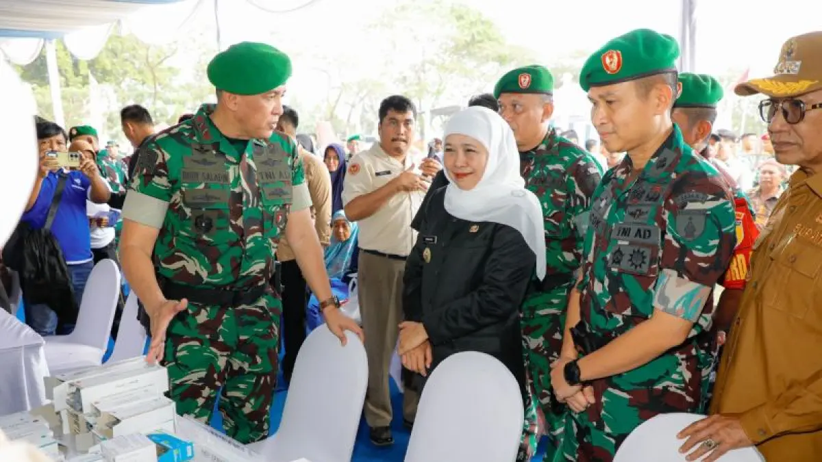 Gubernur Jawa Timur Khofifah Indar Parawansa (kedua kiri) bersama Panglima Komando Daerah Militer (Pangdam) V/Brawijaya Mayor Jenderal (Mayjen) TNI Rudi Saladin (paling kiri) saat pembukaan Bakti TNI Angkatan Darat untuk Rakyat 2026 di Alun-alun Bangkalan, Senin (6/7/2026). ANTARA/HO-Biro Adpim Pemprov Jatim

