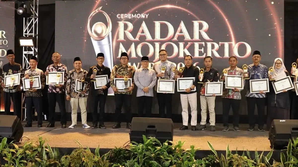 SEMANGAT KOLABORASI: Menteri Desa dan Pembangunan Daerah Tertinggal (Mendes PDT) Yandri Susanto bersama 16 kepala desa di Kabupaten Mojokerto penerima penghargaan Jawa Pos Radar Mojokerto Award 2026 di Sunrise Hotel Mojokerto, Kota Mojokerto, Selasa (7/7) malam. (Anggi JPRJ for JPRM)