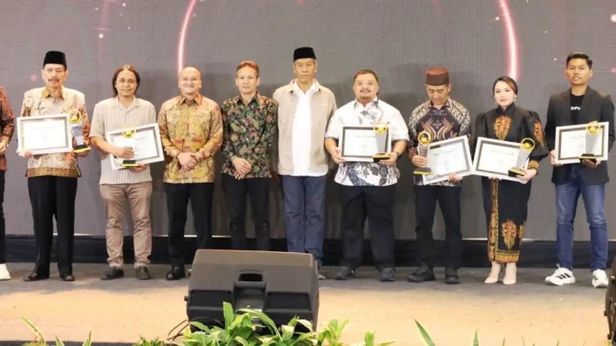 TOKOH INSPIRATIF: Jajaran tokoh inspiratif peraih penghargaan Jawa Pos Radar Mojokerto 2026 bersama Danrem 082/CPYJ Kolonel Inf Batara Alex Bulo (empat dari kiri), Direktur JPR Nur Wahid (lima dari kiri), dan Direktur JPRM M. Nur Kholis saat seremoni Jawa Pos Radar Mojokerto 2026 di Sunrise Hotel, Kota Mojokerto, Selasa (7/7). (Anggi JPRJ for JPRM)