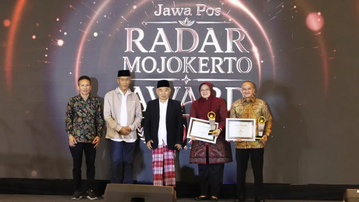 Dari kiri ke kanan: Direktur Jawa Pos Radar Nur Wahid, Direktur Jawa Pos Radar Mojokerto M. Nur Kholis, pengasuh Pondok Pesantren Amanatul Ummah KH Asep Saifuddin Chalim, Kepala Diskominfo Jatim Sherlita Ratna Dewi Agustin, dan Danrem 082 CPYJ/Mojokerto Kolonel Inf Batara Alex Bulo saat seremoni Jawa Pos Radar Mojokerto Award 2026 di Sunrise Hotel Mojokerto, Selasa (7/7). (Anggi JPRJ for JPRM)